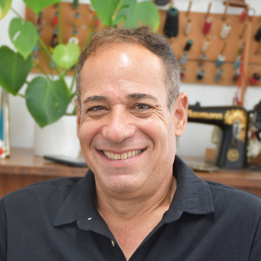 אלון שמש בקליניקה שלו ברחובות