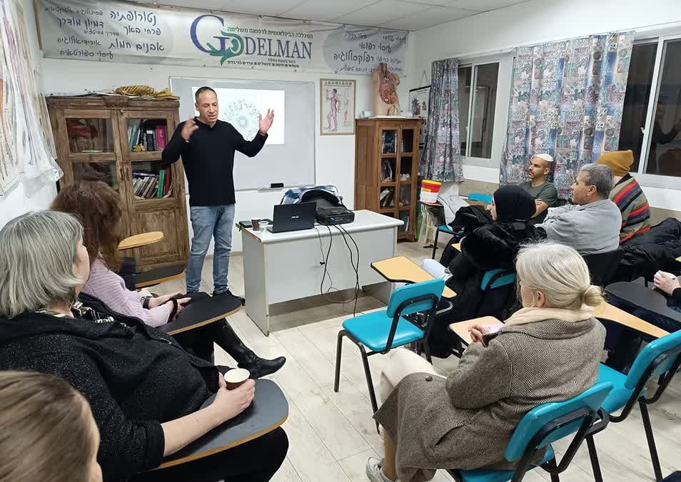 אלון שמש מעביר סדנה במכללה