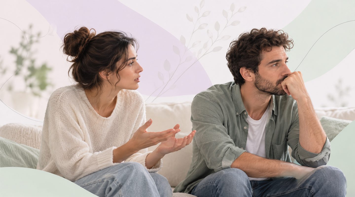 אישה מדברת ומחווה בידיים ובן זוגה יושב לצידה ומביט הצידה מהורהר על הספה - כשמרגישים שלא מקשיבים ולא מבינים בזוגיות